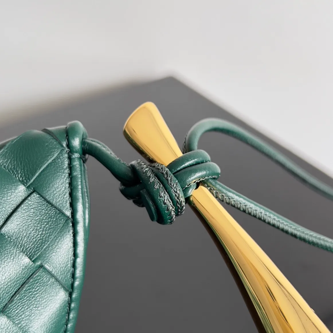 Batch of 1260 BV Mini Sardine is coming‼ ️Super high-end, stainless steel hardware + 24k real gold plating process, fish scales (concave and convex positions) are the finishing touch, the sardine bag that can be carried cross-body is completely beautiful to the heart. The metal element handle and the weaving are perfectly combined to completely integrate the artistic sense and elegance and fashion. It is really like a work of art🏺The large size is elegant, the small size is exquisite and cute, a must-have item for fashionistas, and the details are perfectly reproduced. Style number: 744267 Size 20*12*2.5